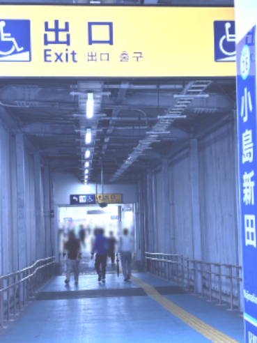 京急大師線小島新田駅から改札へ向けての通路の写真