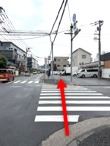 横断歩道先のセブンイレブンの写真