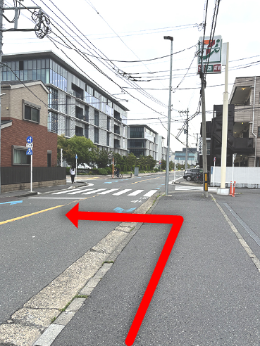 セブンイレブンから道路を渡って左側の写真