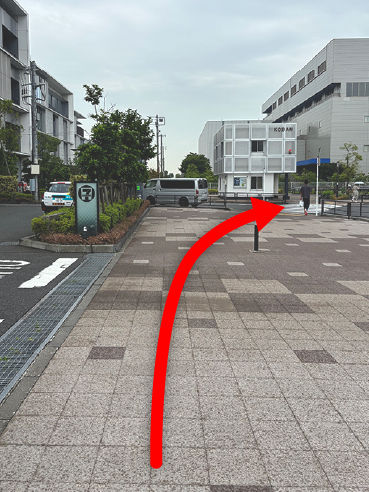 左手にあるセブンイレブンの立て看板の写真