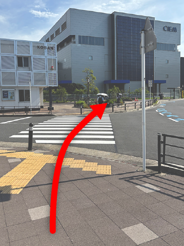 横断歩道を渡った先、正面にある交番の写真