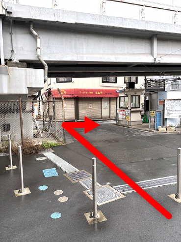 改札抜けた先、小島新田駅前広場の写真