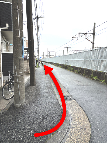 高架橋沿いに進んだ突き当たりT字路の写真