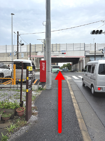 歩道に沿って歩いた先、交差点 殿町第三公園入口の写真