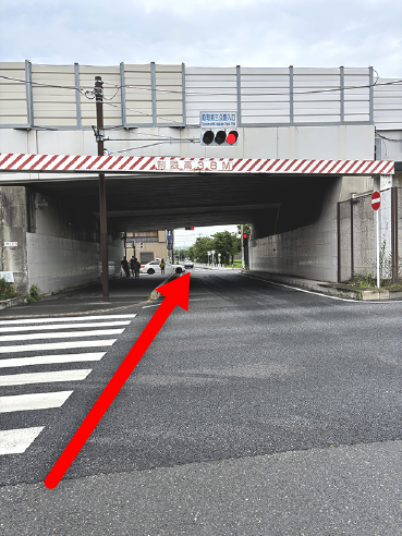 そのまままっすぐ進み、横断歩道を渡った先の高架橋下の写真