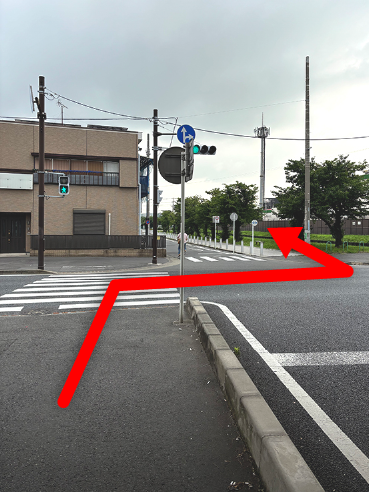 高架橋下を渡った先の交差点の写真