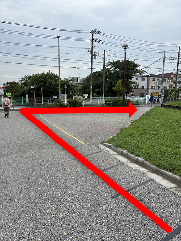 右手に並木がある歩道の写真