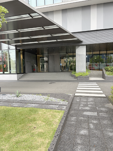 看板を右折し、横断歩道先にあるエントランスの写真