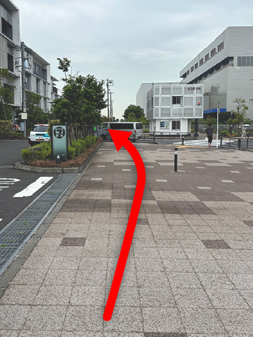 左手にあるセブンイレブンの立て看板の写真