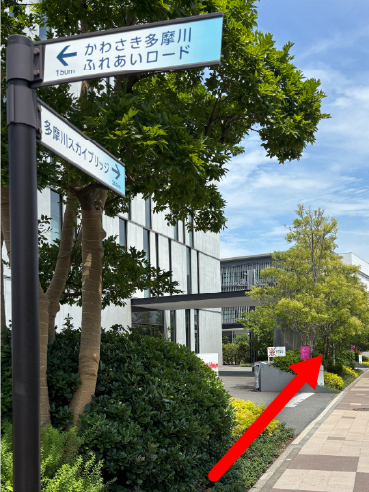 進んだ先、左手にある方面看板の写真